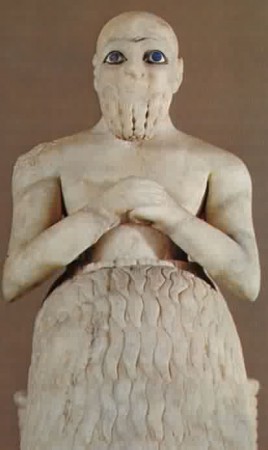 socha určená na náboženské oslavy sumerského božstva z roku cca 3 000 pnl. v Tell Asmos, sumerskom provinčnom meste